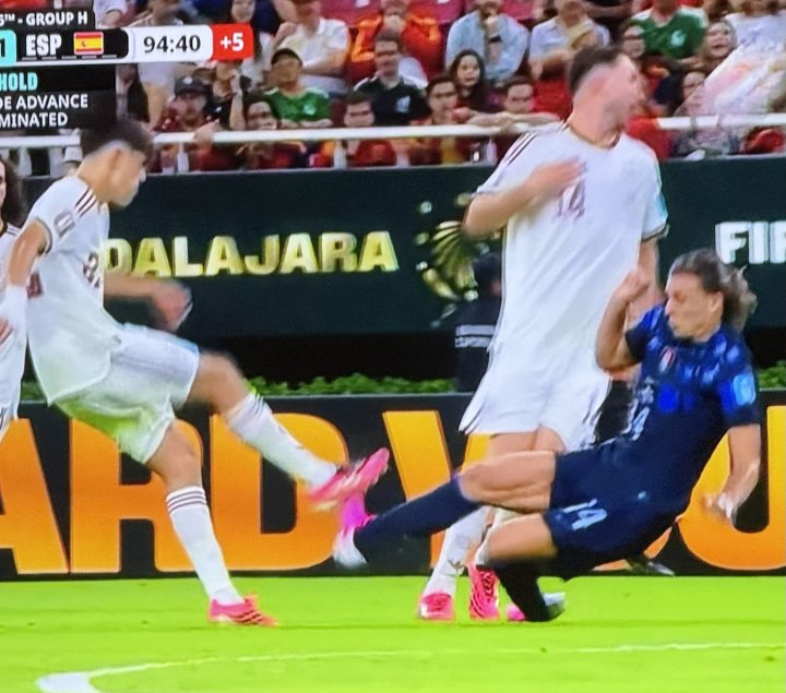 España vence a Uruguay (0-1) con un gol de Baena y se clasifica primera del Grupo H en el Mundial