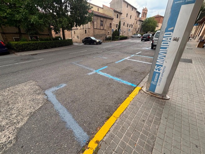 PSOE y Segovia en Marcha critican la eliminación de plazas de aparcamiento en la calle Coronel Rexach para facilitar el acceso de autobuses turísticos