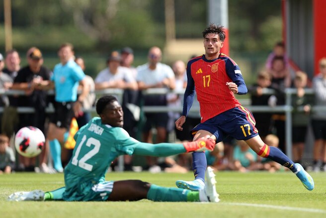 La selección española sub-19 golea a Alemania (4-0) y se clasifica primera del Grupo A en el Europeo con un doblete de Sergio Esteban