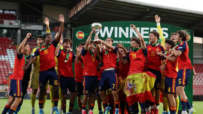 España se corona campeona de Europa sub-19 por decimotercera vez tras vencer a Alemania (2-0) sin encajar un solo gol en todo el torneo