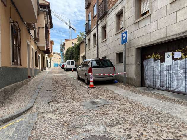 Comienzan las obras de pavimentación y renovación de servicios en la calle Radio Segovia