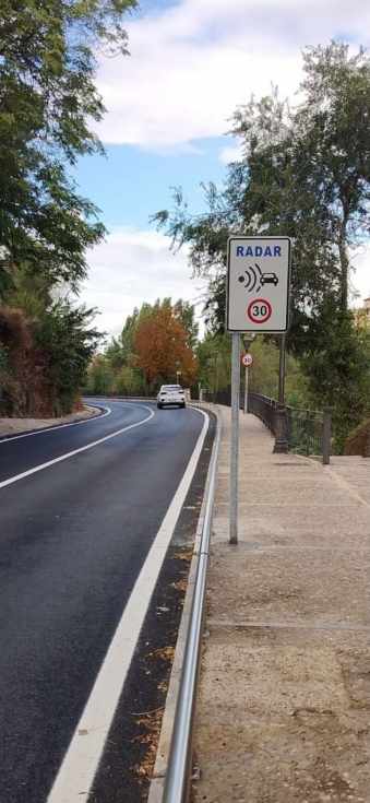 El Ayuntamiento de Segovia instala señales de radar en la Cuesta de los Hoyos ante los próximos controles de velocidad