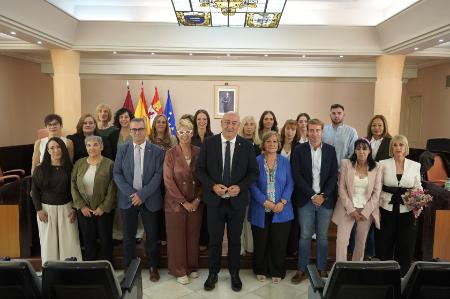 Diez residencias de la Diputación de Segovia incorporan a 18 nuevos auxiliares de personas dependientes
