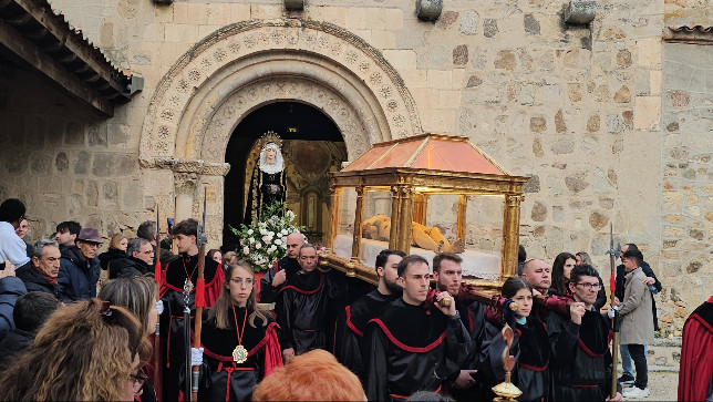 El Cristo de los Gascones recorre Segovia en una emotiva procesión por el barrio de El Salvador