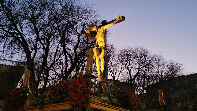 El Cristo de la Esperanza emociona en el Martes Santo de Segovia con la Oración de los Cinco Misterios