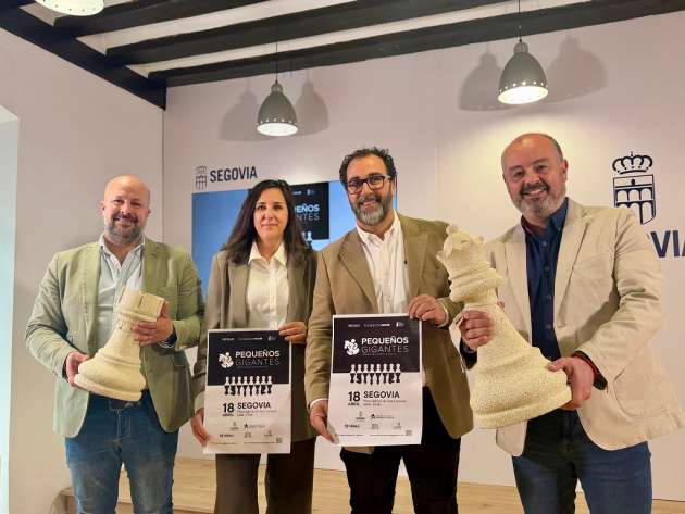 Segovia reúne a 200 escolares en el torneo de ajedrez “Pequeños Gigantes” en la plaza de San Lorenzo