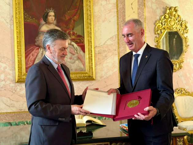 El alcalde de Segovia recibe al presidente de las Cortes de Castilla y León para reforzar la colaboración institucional