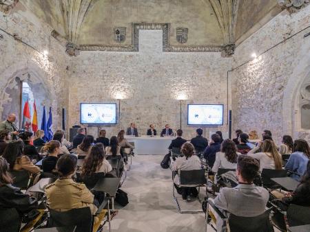 La Diputación de Segovia y la IE University convocan 54 becas gratuitas para universitarios de la provincia en el curso 2026/27