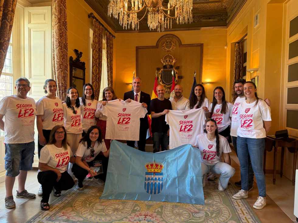El alcalde de Segovia recibe al Cochinillo Segoviano en el Ayuntamiento y entrega una placa conmemorativa por el histórico ascenso a LF2