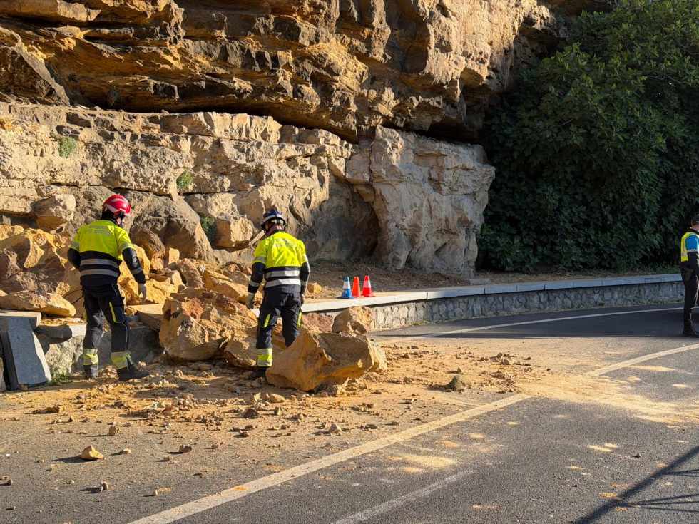 Un desprendimiento de piedras en la CL-607 junto a la Puerta de la Fuencisla de Segovia obliga a cortar un carril de la carretera de Arévalo