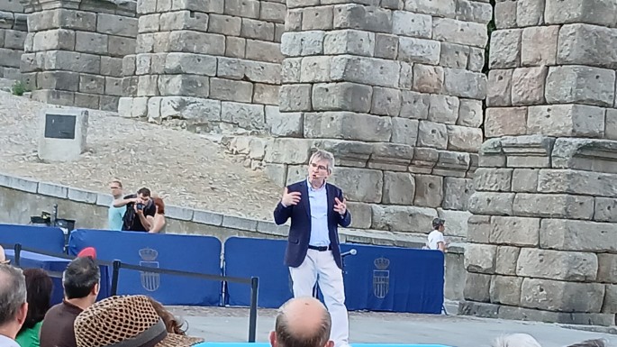 Santiago Posteguillo llena la Plaza del Azoguejo de Segovia en la presentación de 'Los tres mundos' y firma libros durante más de una hora