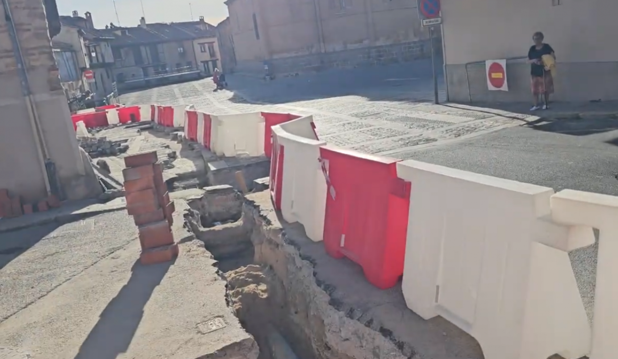 Corte de tráfico en la plaza de San Lorenzo de Segovia por la renovación de la red de agua potable