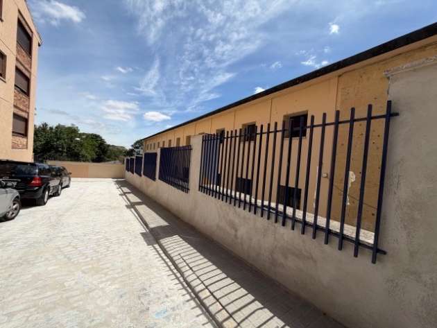 El Ayuntamiento de Segovia pavimenta el callejón de la calle Taray con adoquín de granito reutilizado por 25.000 euros