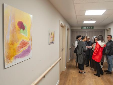 La Fundación Harriet y Esteban Vicente visita las Unidades de Convivencia del CSS La Fuencisla decoradas con obras del artista