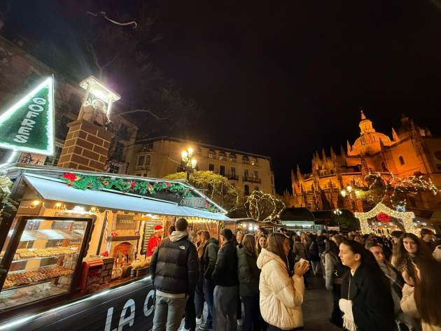 Segovia enciende la magia: el Mercado Navideño transforma el centro histórico en un gran escenario de luz, tradición y artesanía